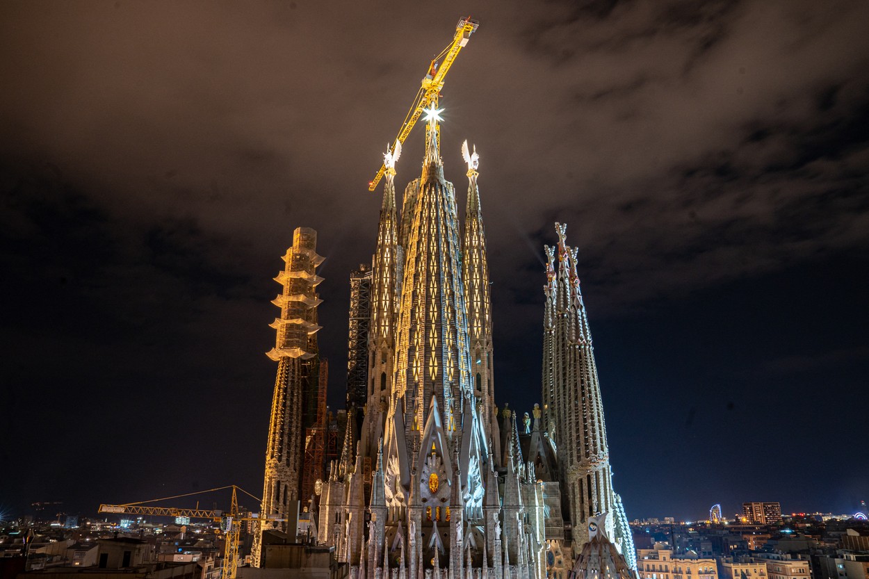 Imagini care îți taie răsuflarea. Sagrada Familia din Barcelona a iluminat pentru prima dată turnurile evangheliștilor Luca și Marcu
