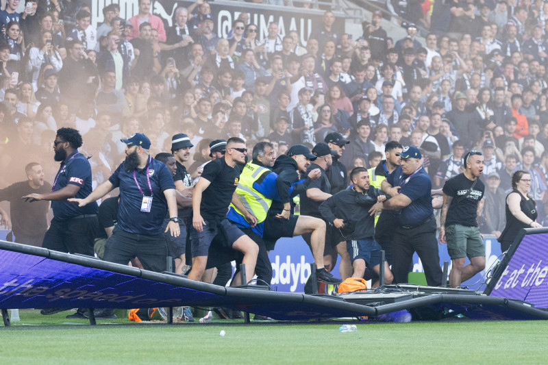 Scene violente în timpul unui meci de fotbal din Australia