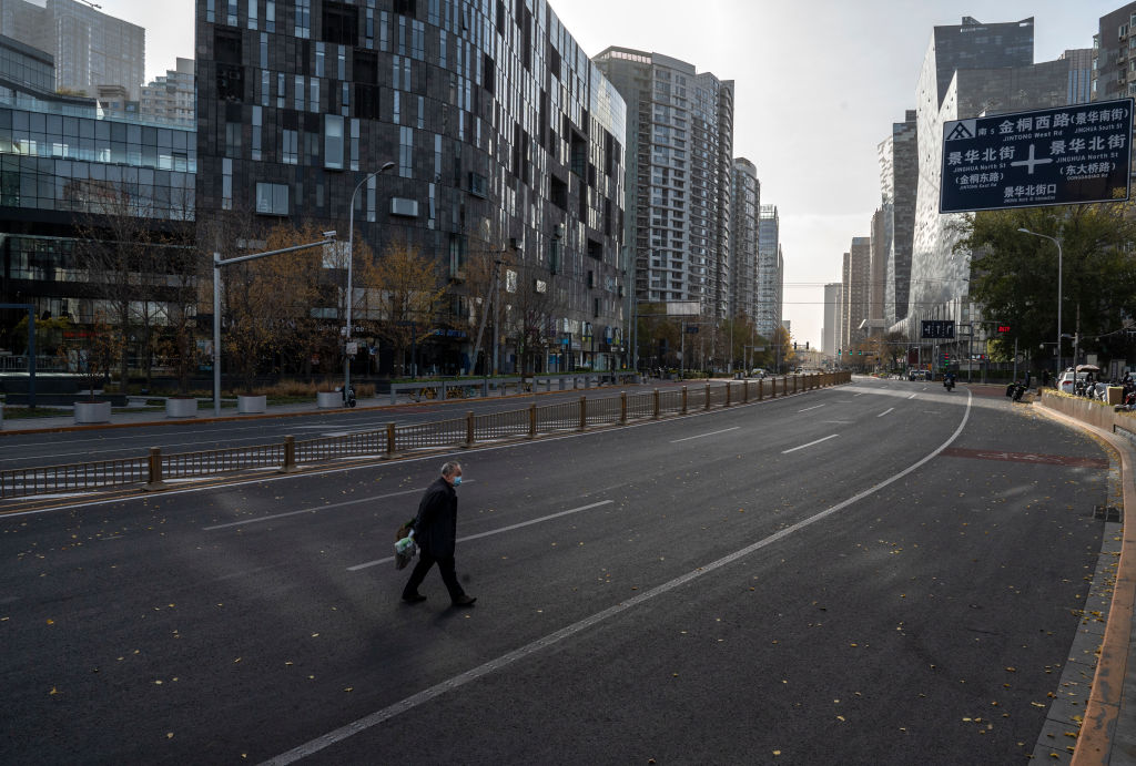 Un vârf, trei luni, trei valuri și un milion de morți. Scenariul Covid care a lăsat străzile pustii în marile orașe din China