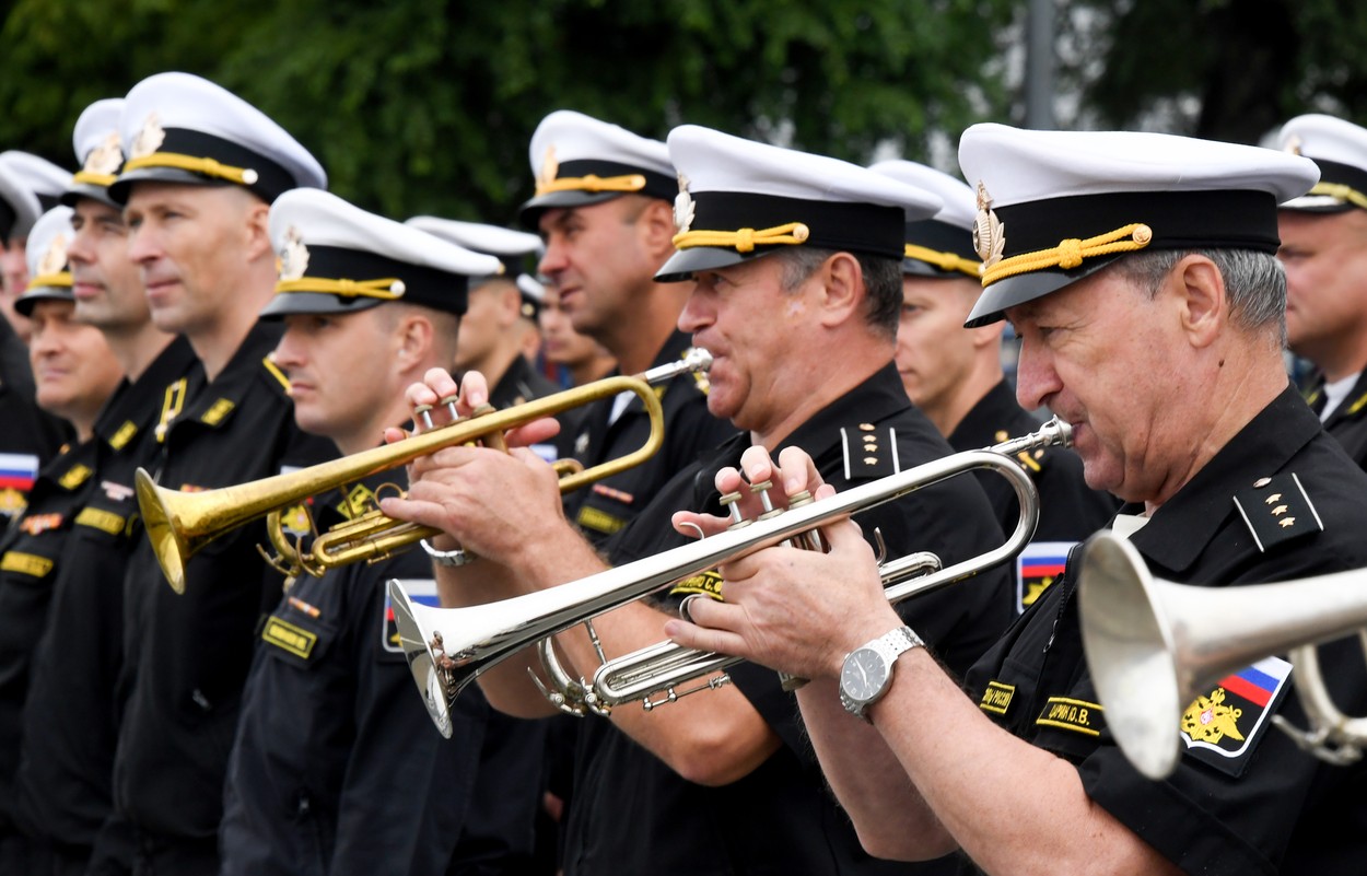 Rusia a creat o "brigadă artistică" și trimite pe front cântăreți ca să ridice moralul soldaților. Oamenii din Kiev au din nou căldură