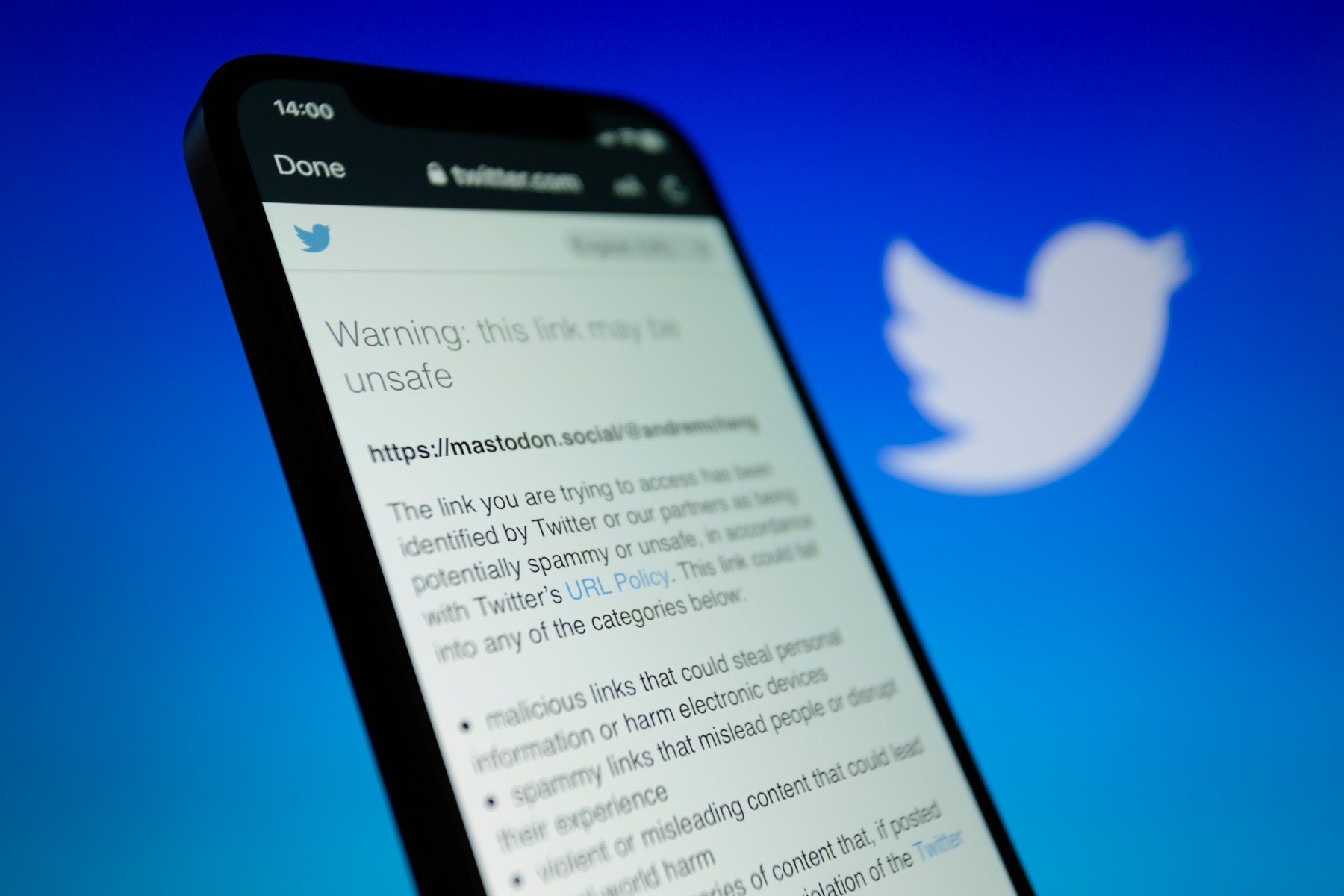 Twitter interzice linkurile către mai multe rețele sociale concurente. Utilizatorii care nu respectă regula pot fi suspendați