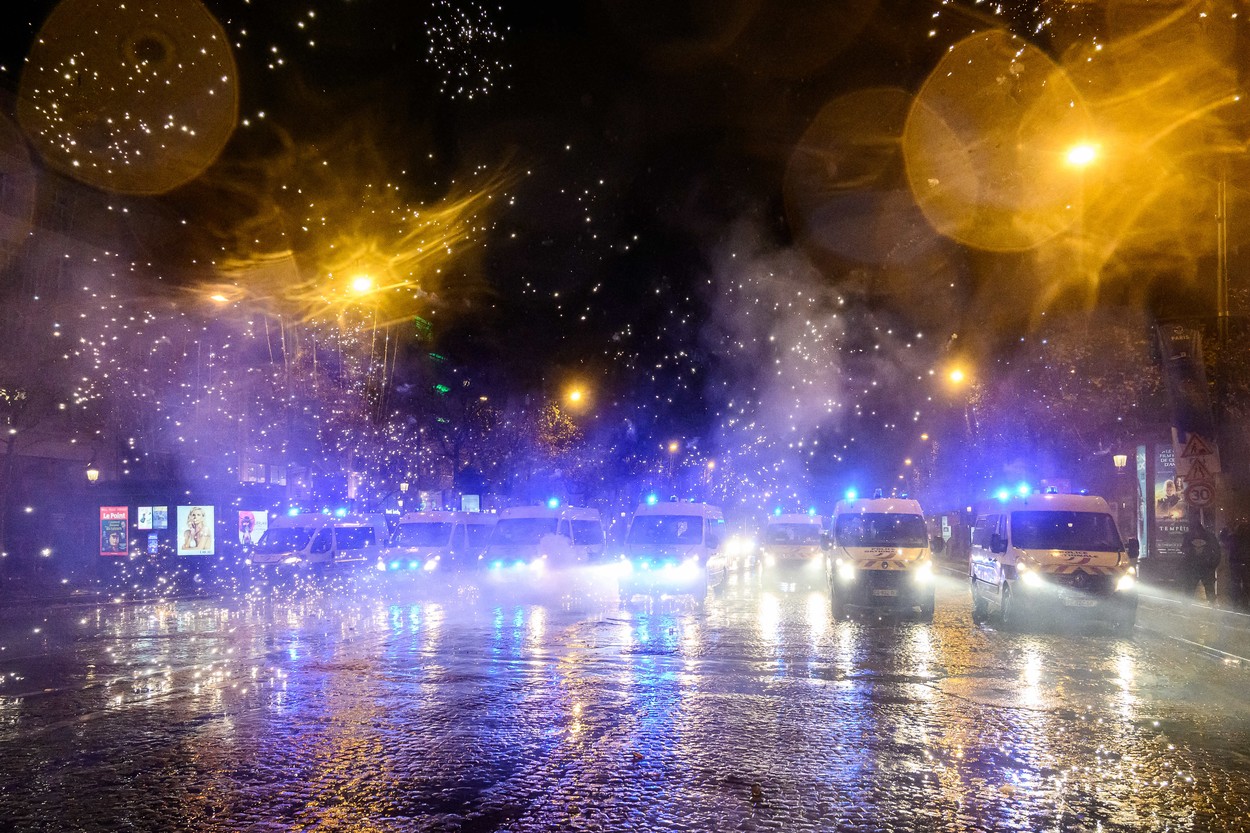 Furie în Franța. Suporterii au aruncat în polițiști cu artificiile pregătite pentru a sărbători victoria la Cupa Mondială
