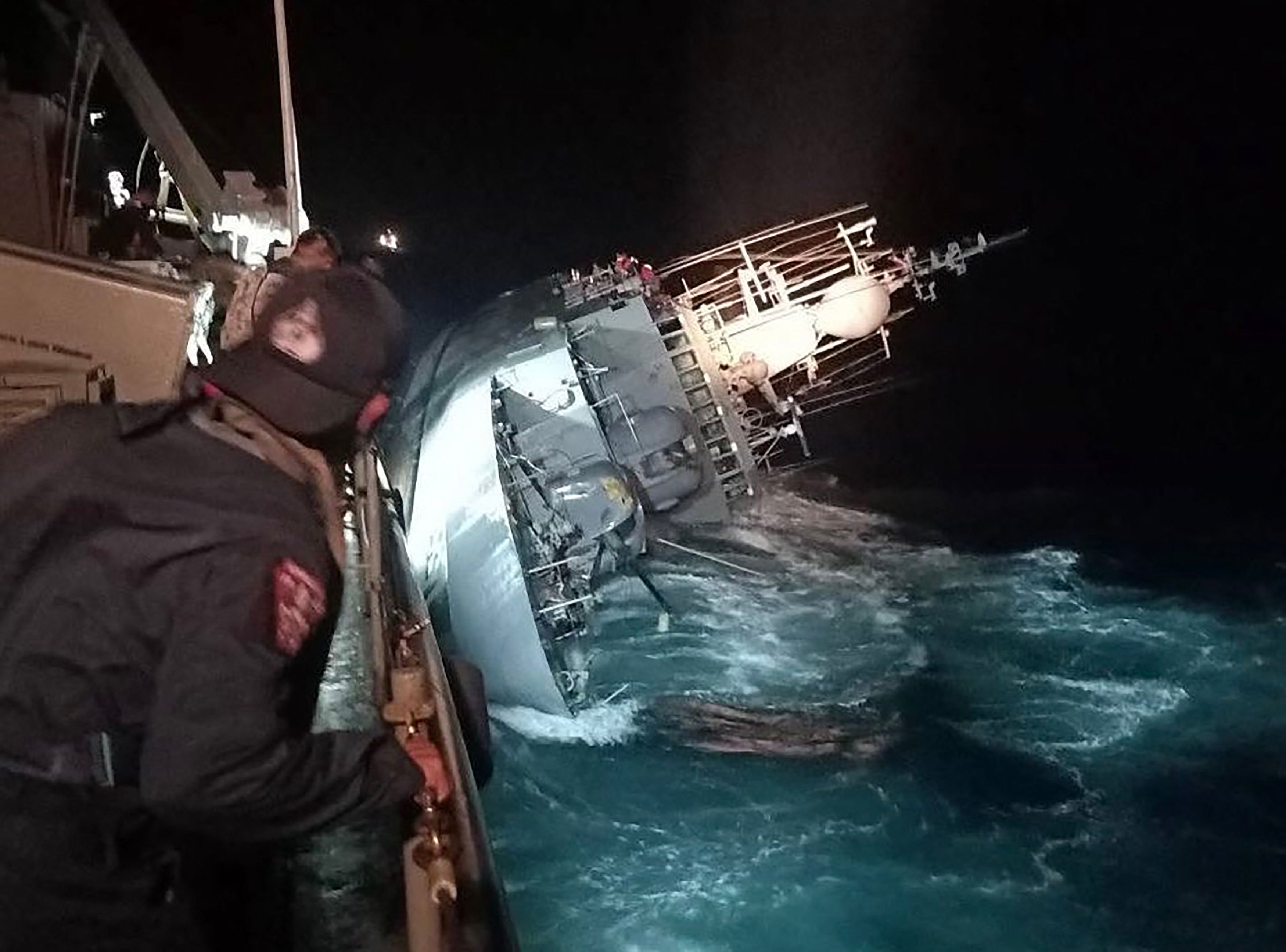 Imagini dramatice după ce o furtună puternică a răsturnat un vas al marinei thailandeze. 31 de oameni sunt dispăruți în apele agitate