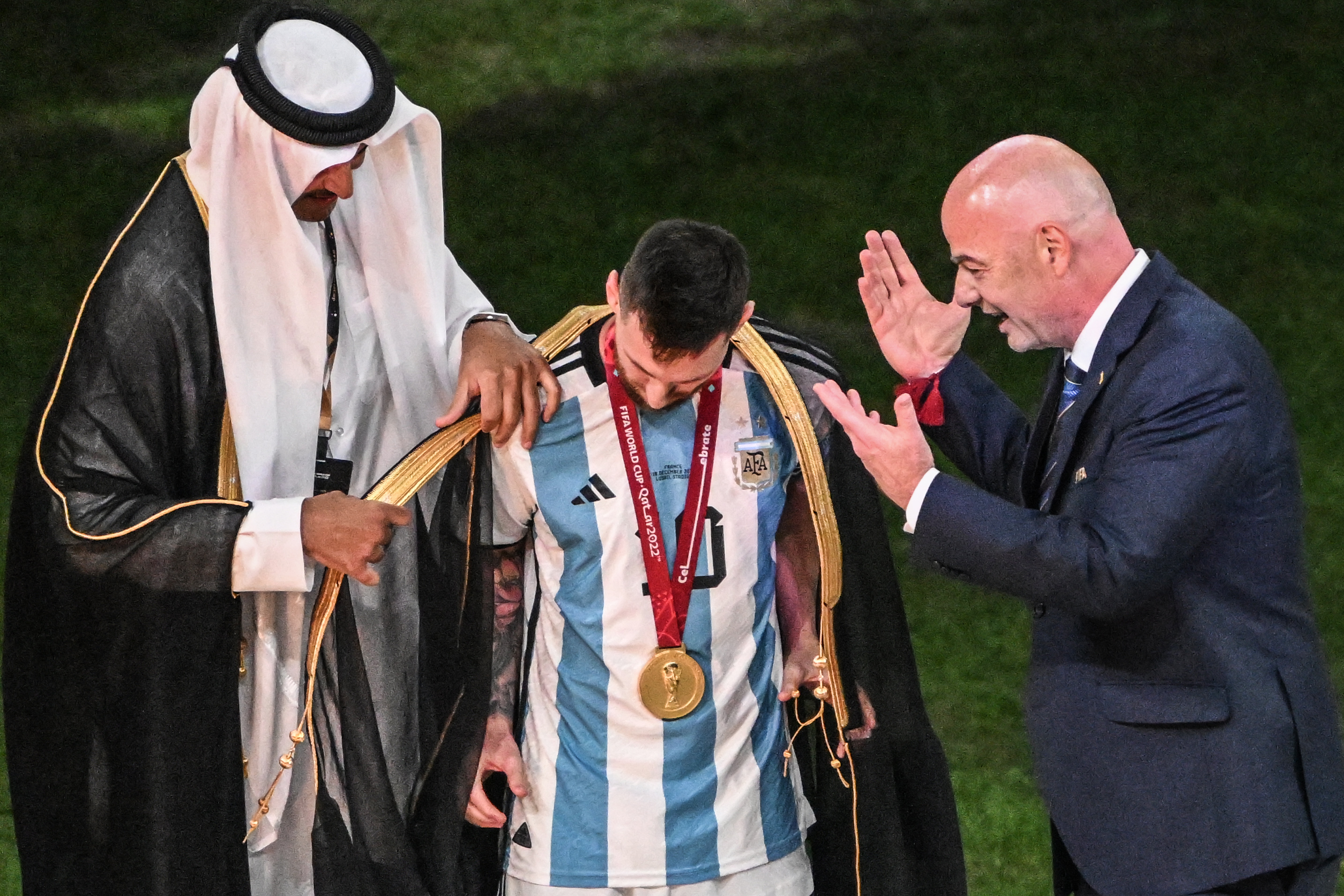 „Un moment tragic”. Reacții virulente la Cupa Mondială după ce emirul Qatarului l-a îmbrăcat pe Messi într-o mantie tradițională arabă