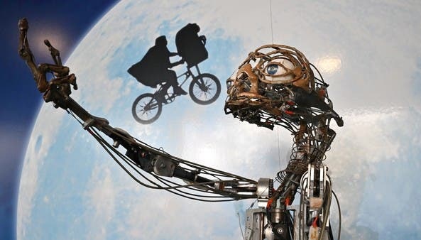 "E.T. Extraterestrul" din filmul lui Steven Spielberg a fost vândut pentru 2,6 milioane de dolari