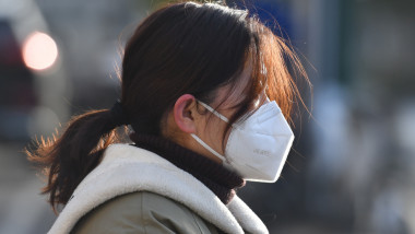 Femeie cu mască anti-Covid în China