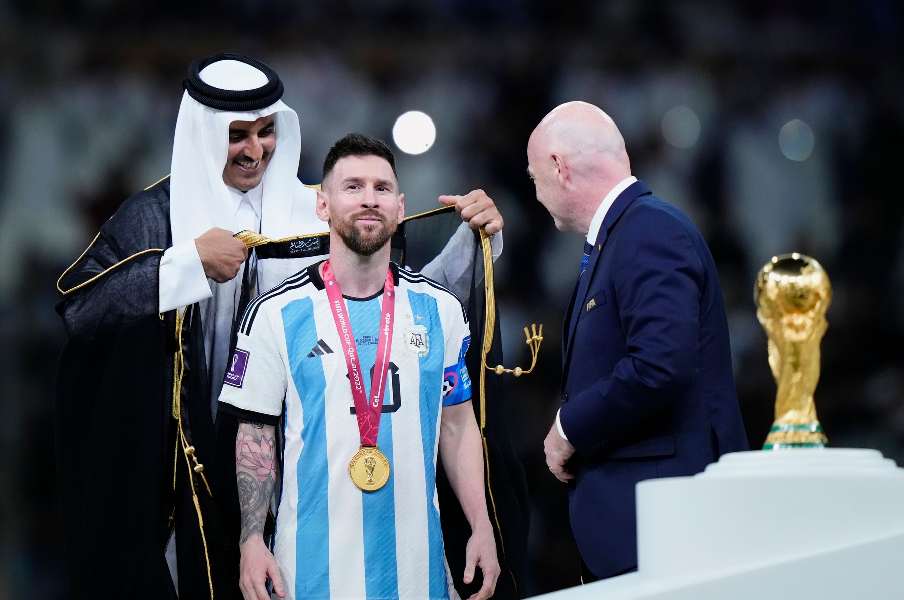 Un avocat din Oman vrea să cumpere cu 1 milion de dolari mantia îmbrăcată de Messi după ce a primit trofeul CM 2022