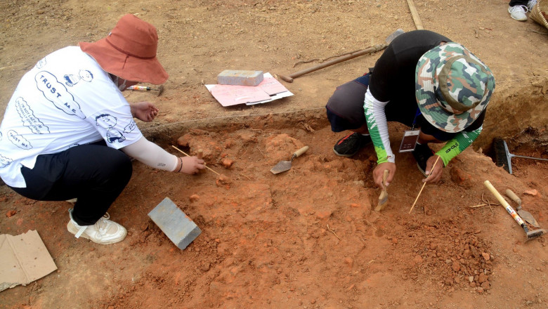 2 arheologi sapa la Archeological excavation of Lingjiatan site, on 6 June 2022.