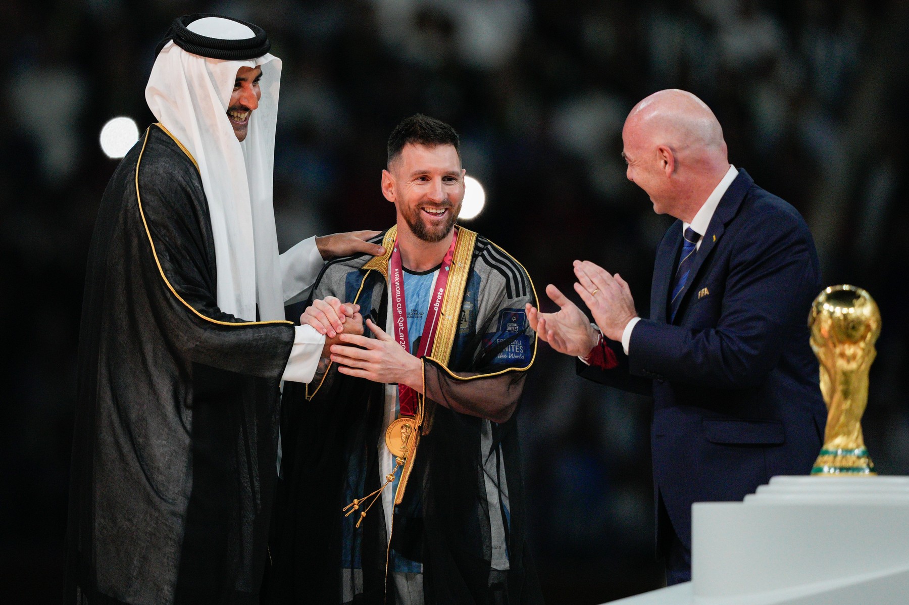 Ce simbolizează mantia cu care Messi a fost îmbrăcat de emirul Qatarului, care a stârnit atâtea controverse