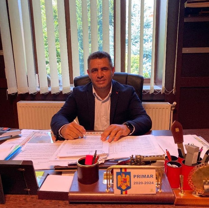 Un primar din Constanța a bătut-o pe polițista care i-a prins fiul minor la volan