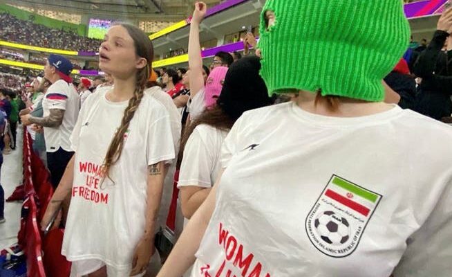 Activistele anti-Putin de la Pussy Riot, reținute cu câteva secunde înainte să intre pe teren, la finala Cupei Mondiale