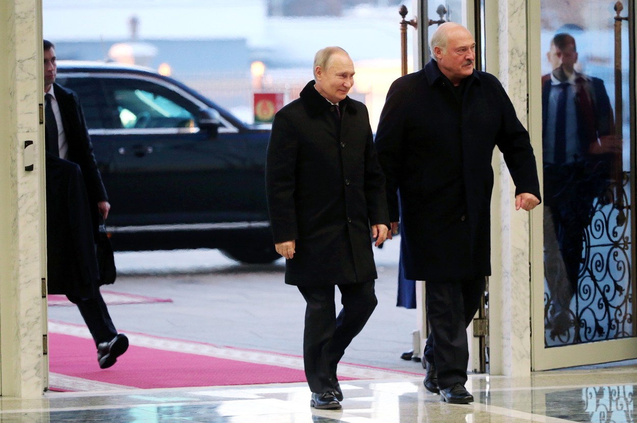 VIDEO. Vladimir Putin sare de pe scara avionului ca să ajungă pe covorul roșu întins pentru el pe aeroportul din Minsk