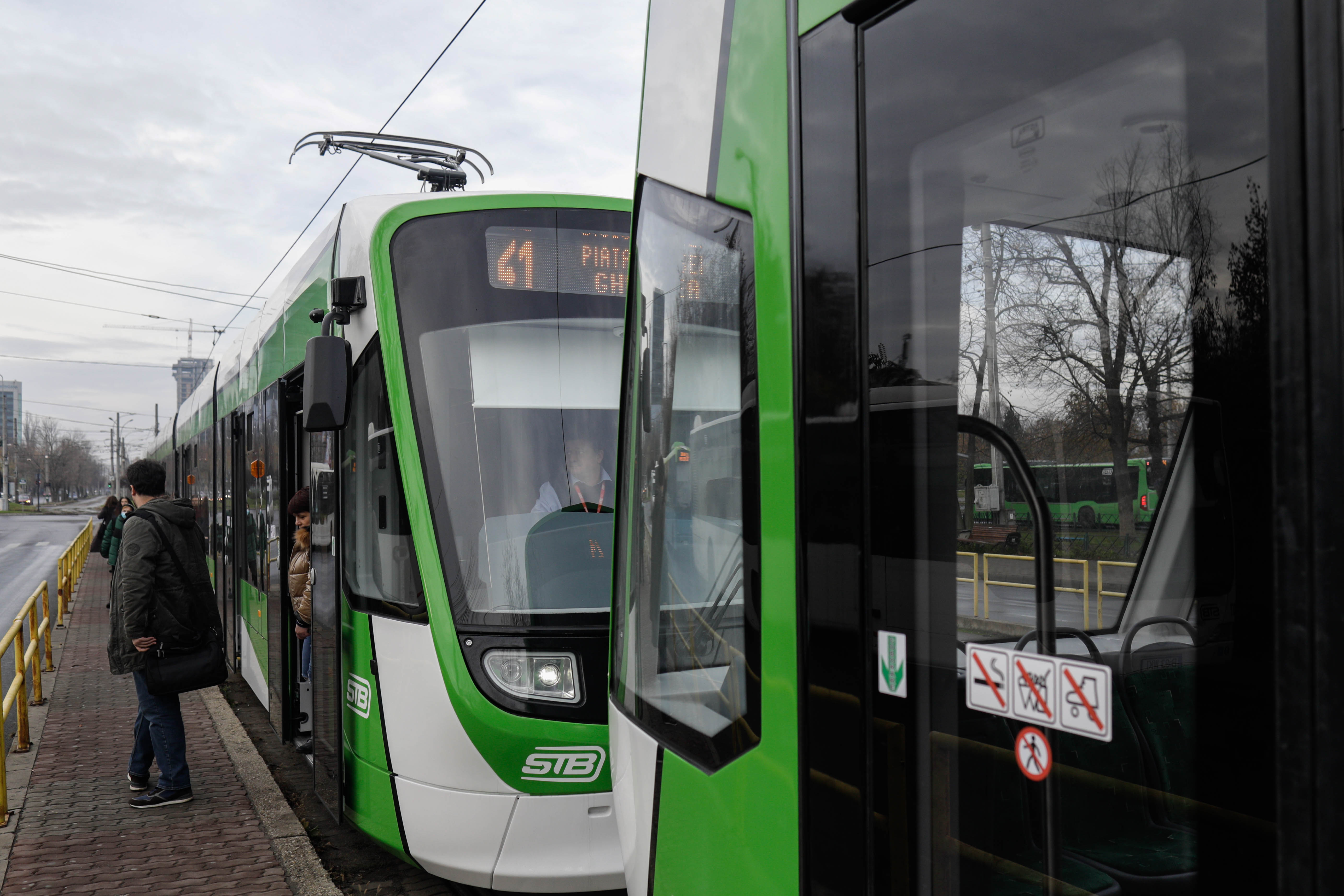 Călătorii pot vedea în timp real, în Google Maps, gradul de ocupare al mijloacelor de transport în comun din București
