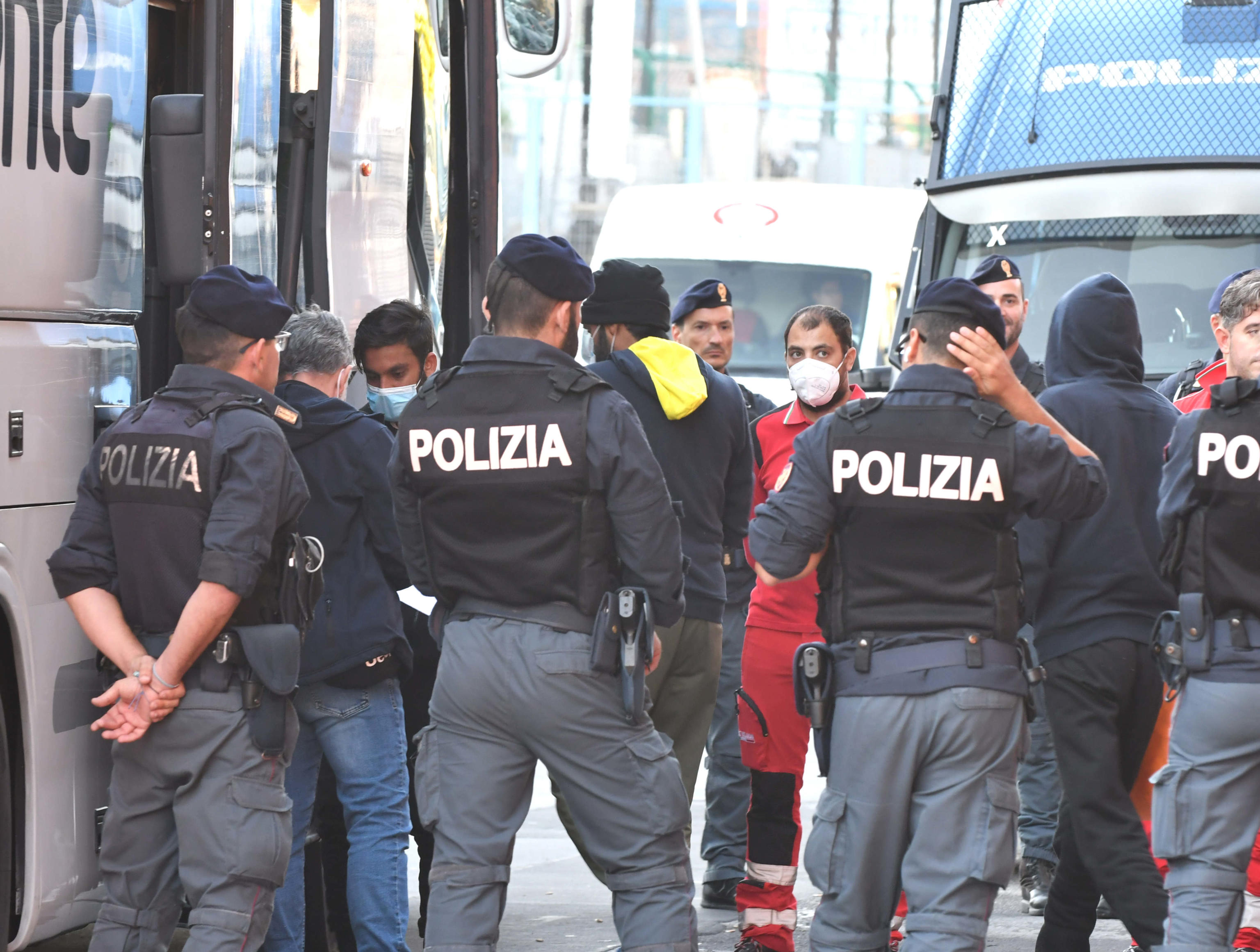 Guvernul Meloni acceptă intrarea în Italia a trei nave cu migranți, dar spune că nu și-a schimbat poziția în privința imigrației