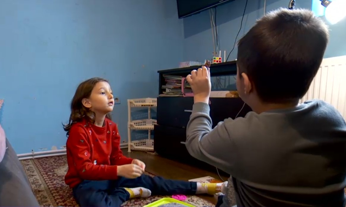 Ce își doresc de Crăciun doi copii crescuți doar de bunică