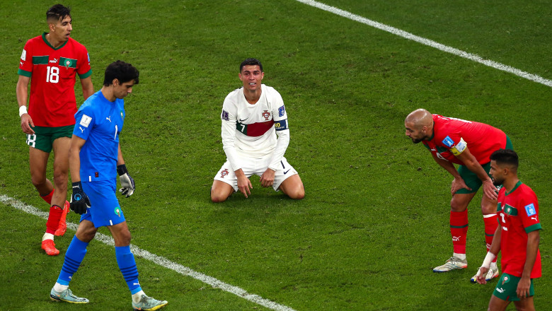 Cristiano Ronaldo în genunchi pe terenul de fotbal