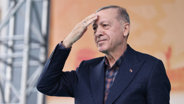 Erdogan zâmbește cu mâna pe frunte