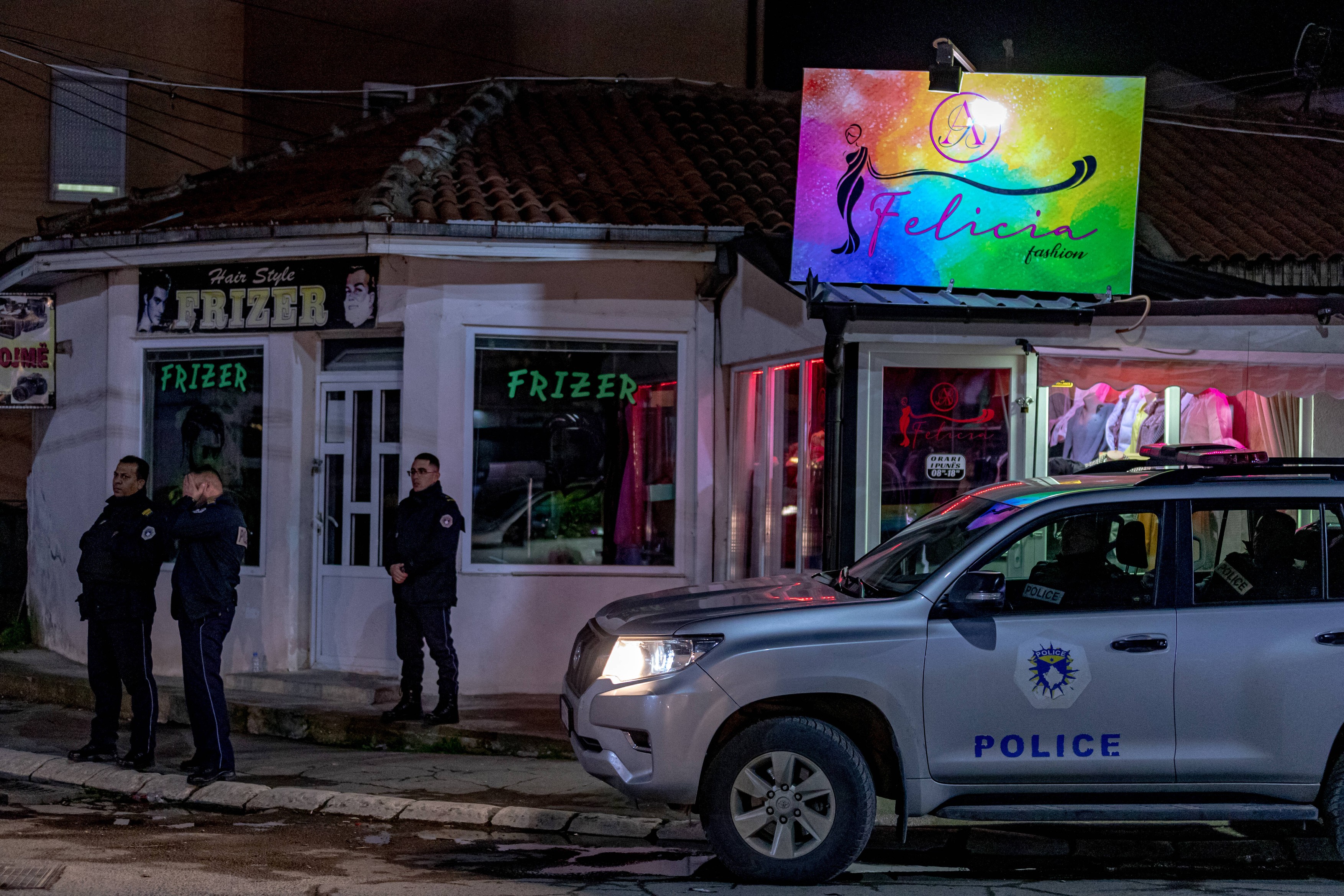 Alegerile locale din nordul Kosovo au fost amânate din cauza tensiunilor etnice. Agenți electorali alungați cu focuri de armă
