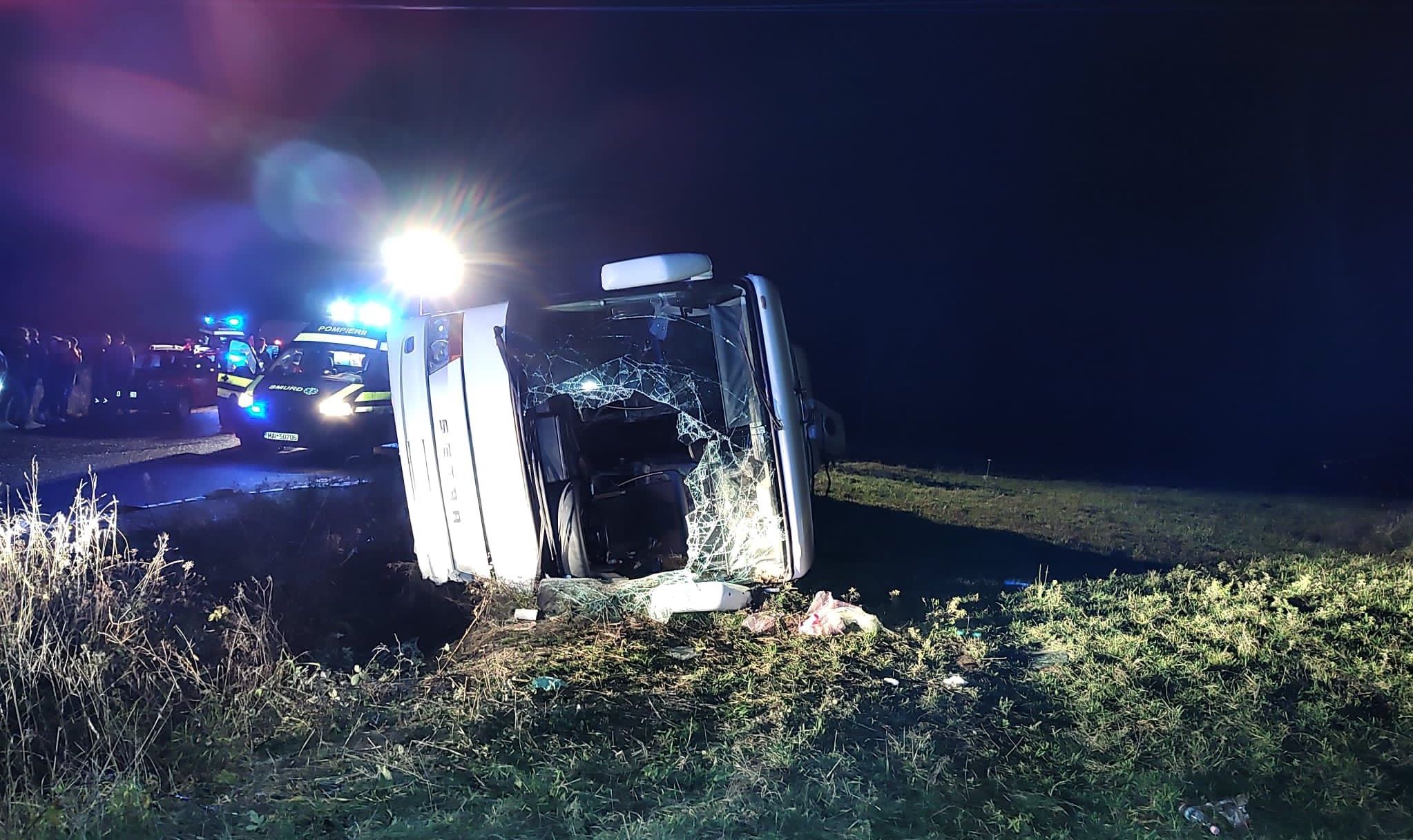 Un autocar cu 33 de oameni s-a răsturnat într-un șanț. Nouă persoane duse la spital