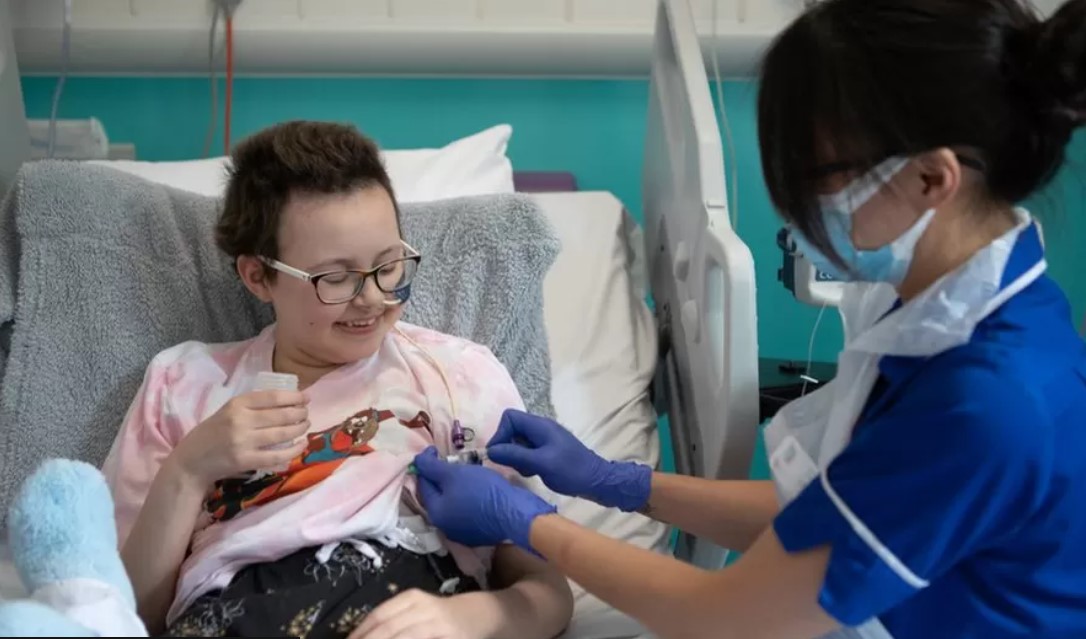 O fată de 13 ani a fost vindecată de cancer cu ajutorul unui tratament revoluționar: „Sunt recunoscătoare că sunt aici acum”