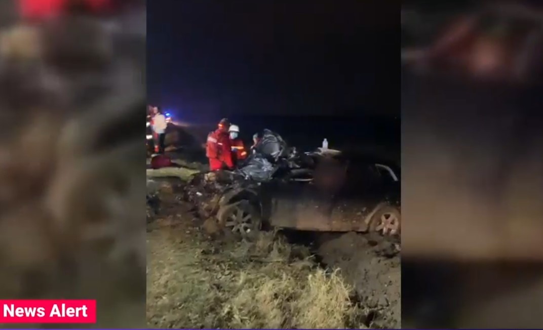 Doi oameni au murit și alți doi au fost răniți după ce o mașină s-a izbit de o căruță