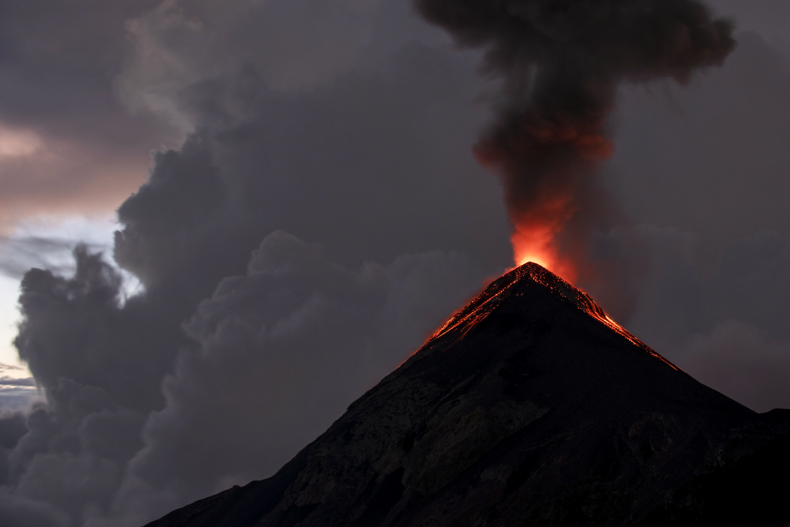 Vulcanul Fuego din Guatemala a intrat într-o nouă fază de erupţie