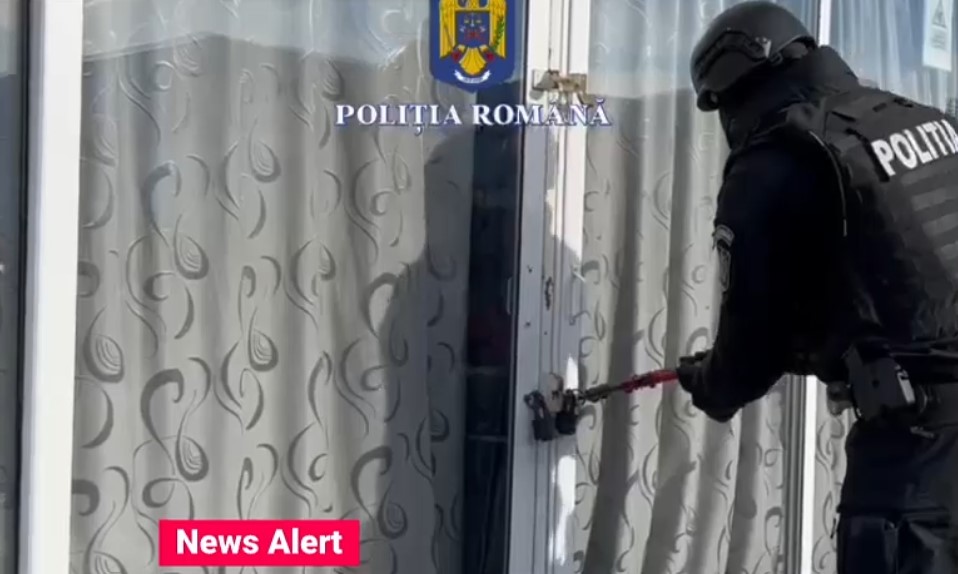 VIDEO Percheziții cu final neașteptat într-un centru comercial din București: Produse contrafăcute ascunse în pereți falși