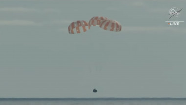capsula orion cade in ocean, cu 3 parasute deschuse