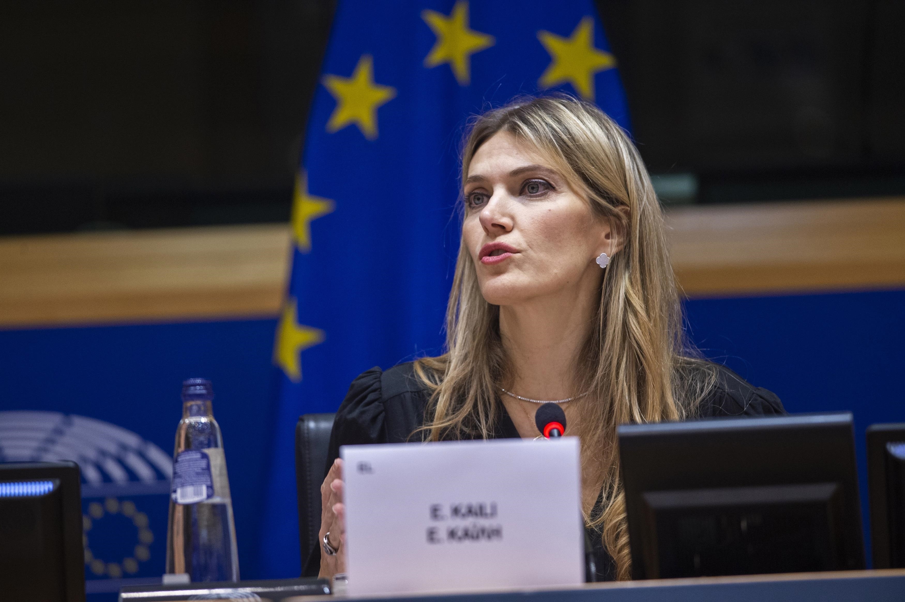 Fosta vicepreşedintă a Parlamentului European, Eva Kaili, dusă în arest. Anchetatorii au găsit „saci cu bani” la ea acasă
