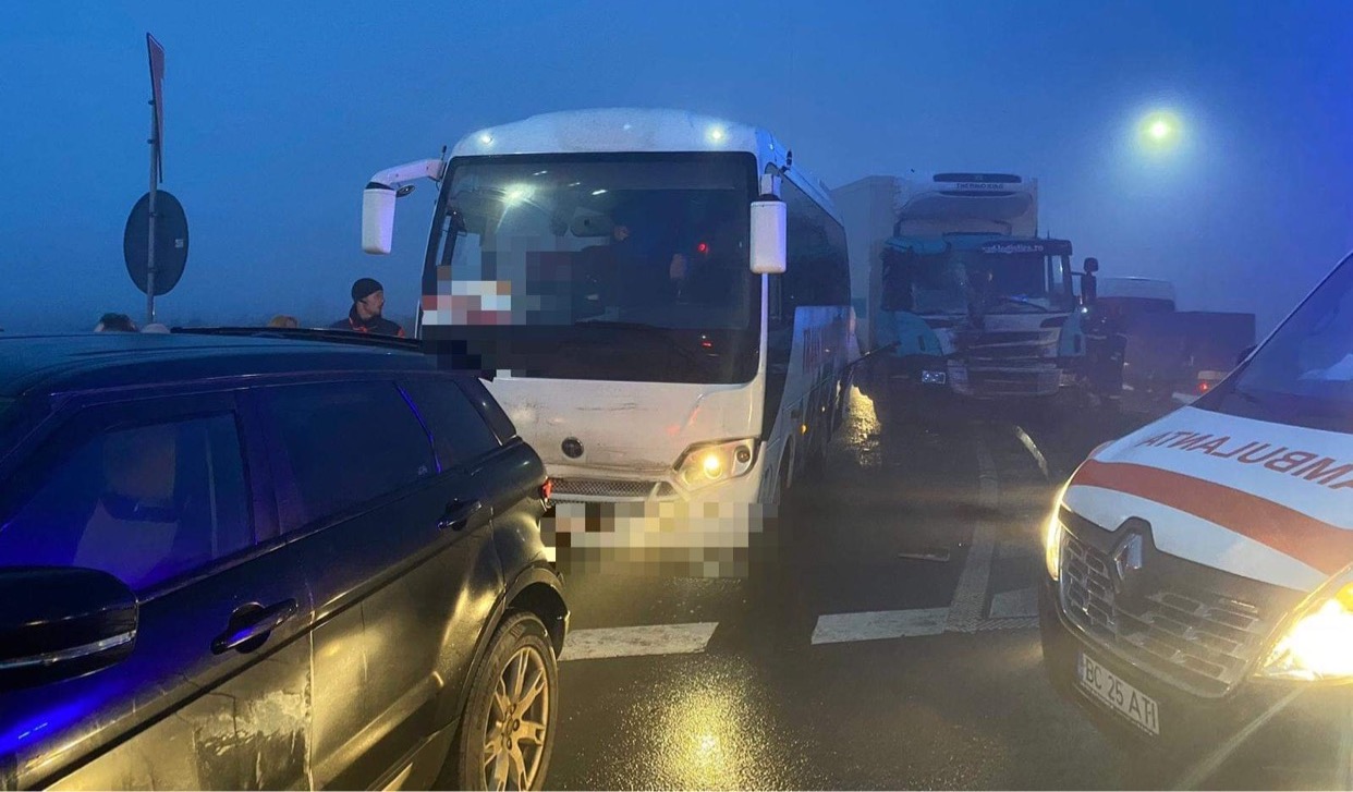Accident cu un autoturism, un microbuz și un TIR pe DN2. Intervenție cu mașini de descarcerare și mai multe ambulanțe