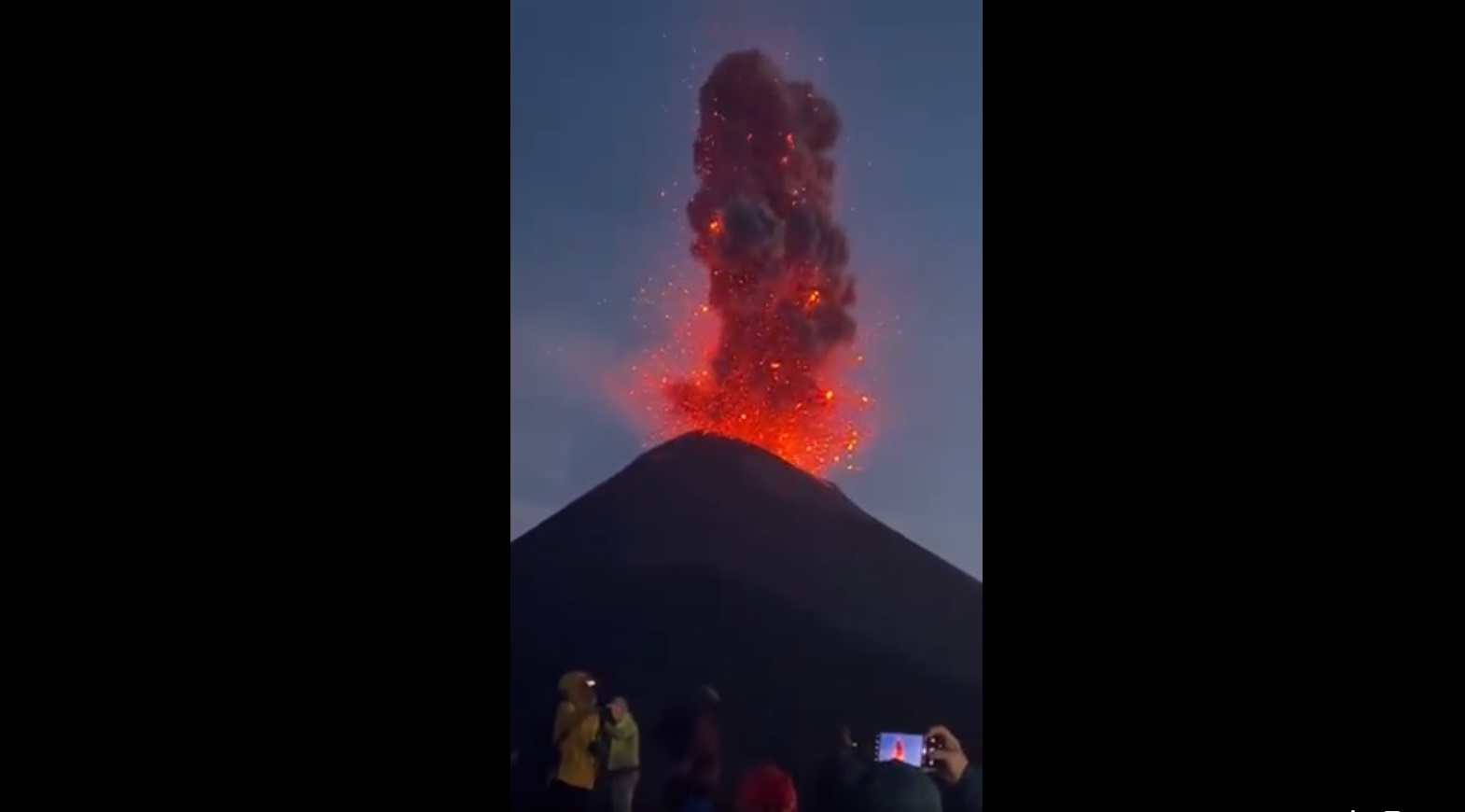 Erupție spectaculoasă a Vulcanului Fuego. Coloanele de cenușă se ridică la peste doi kilometri, iar cel mai mare aeroport a fost închis