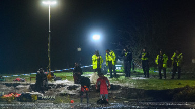 salvatorii cauta victimele in lacul inghetat din Birmingham