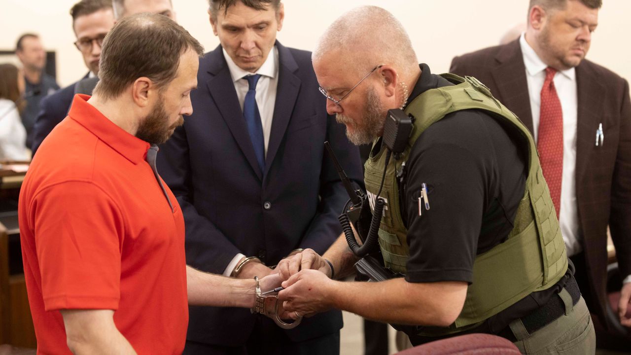 O dezvăluire făcută într-un podcast a dovedit că 2 bărbați acuzați de crimă au stat nevinovați 25 de ani la închisoare