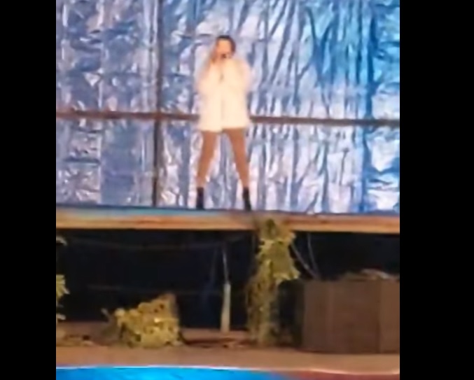 Imagini virale din Calafat. O cântăreață îndeamnă oamenii să aplaude la un concert fără niciun spectator