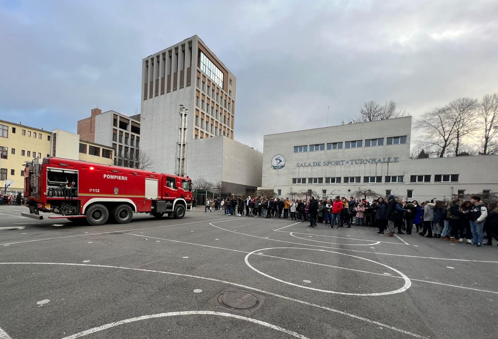 Alarmă falsă de incendiu într-un liceu din Cluj-Napoca. 1.600 de elevi și profesori au fost scoşi de la ore