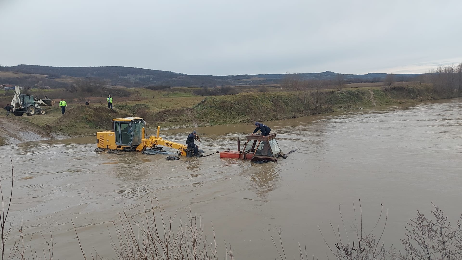 Un bărbat a rămas blocat cu tractorul în mijlocul râului. A sunat la 112 ca să fie salvat