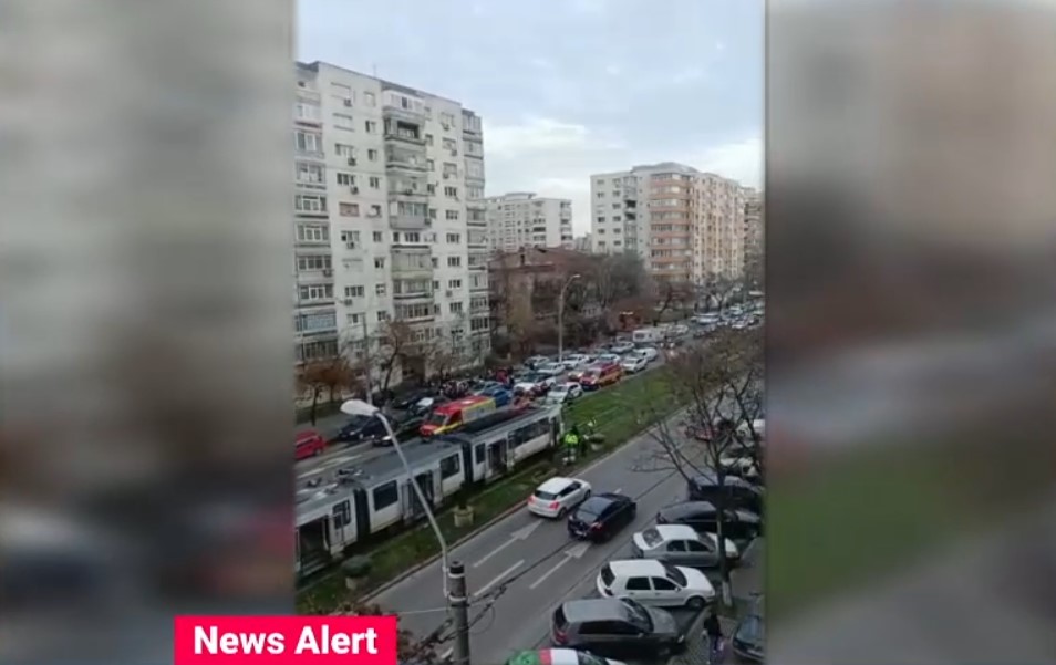 O fată de 10 ani a fost lovită de un tramvai în București