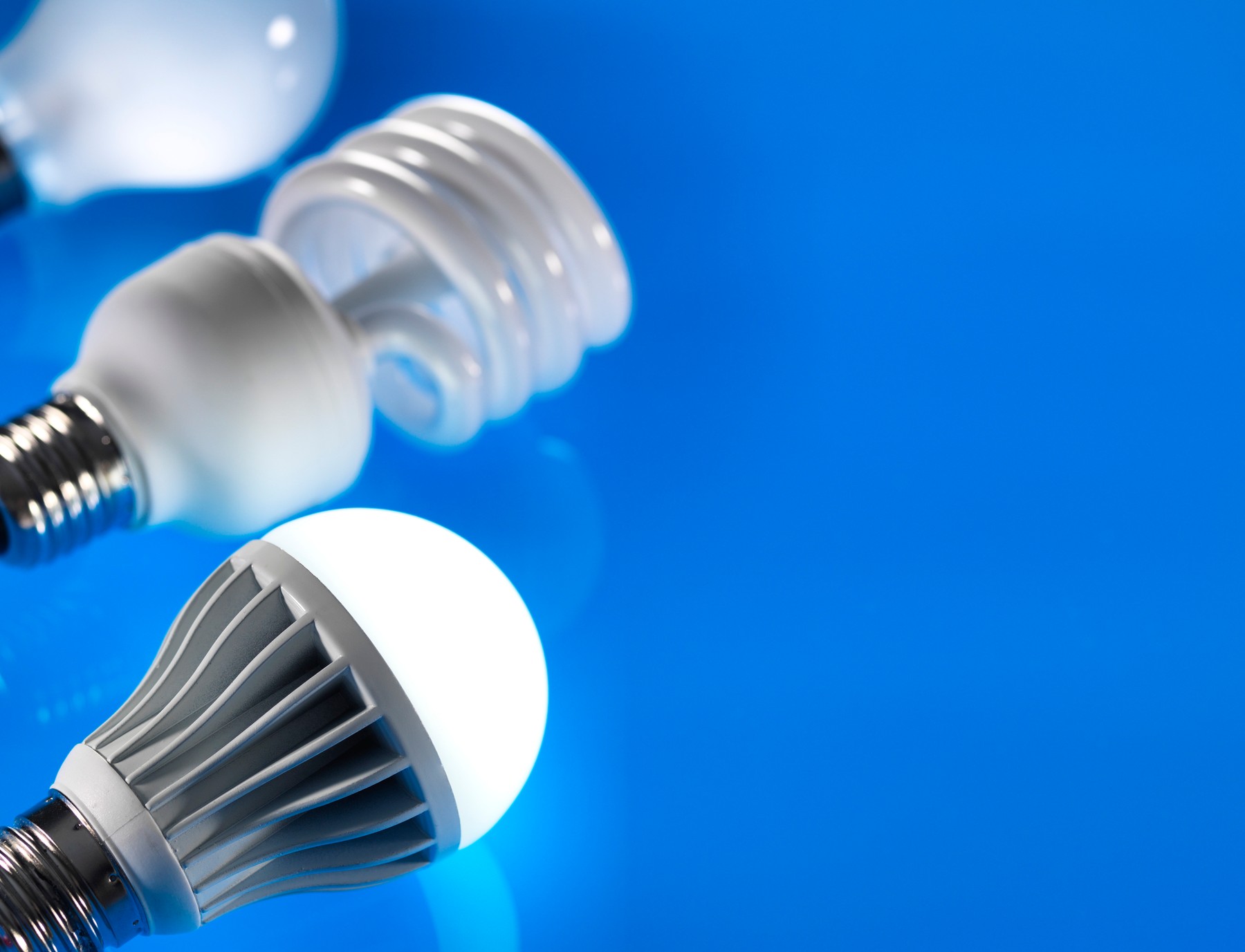 UE trimite în Ucraina 30 de milioane de becuri LED. Ursula von der Leyen: Pentru economisirea energiei prețioase