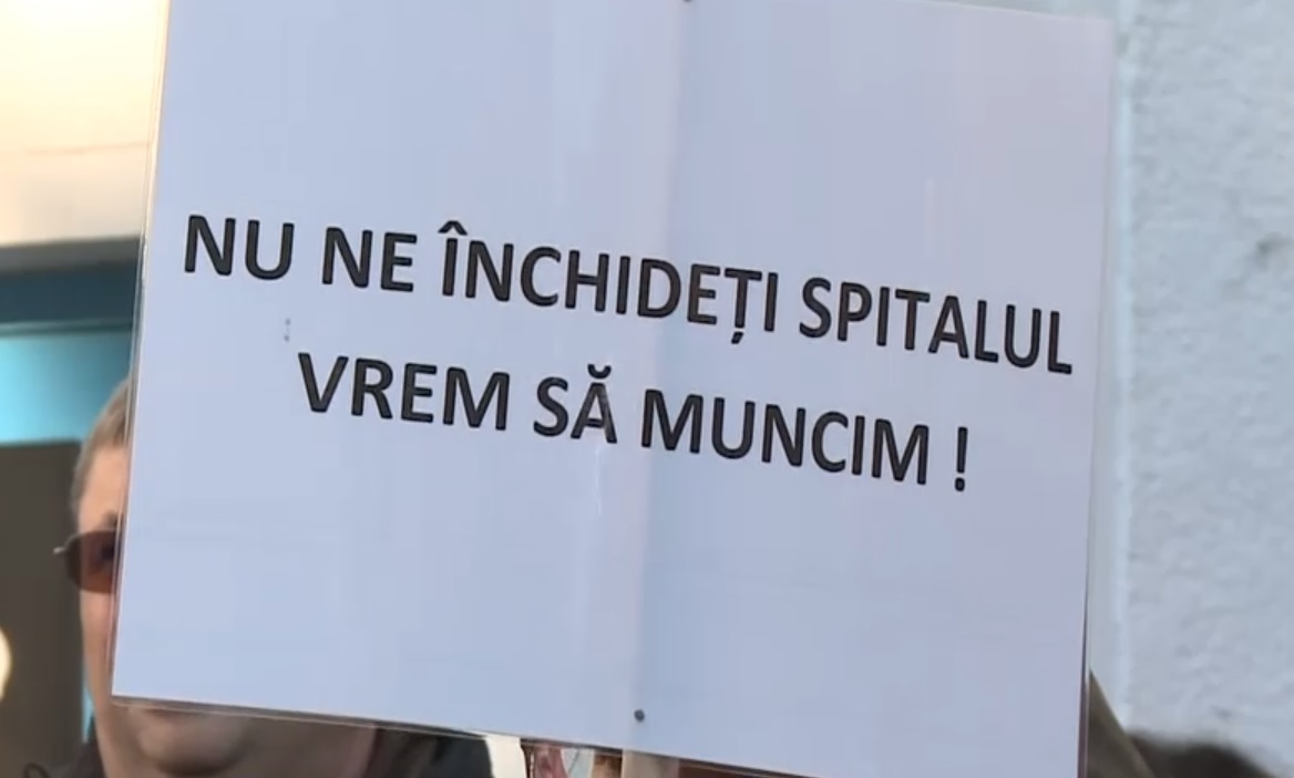 Scumpirile în lanț ar putea închide Spitalul Municipal din Orșova. 200 de medici şi asistente au protestat în faţa unităţii medicale