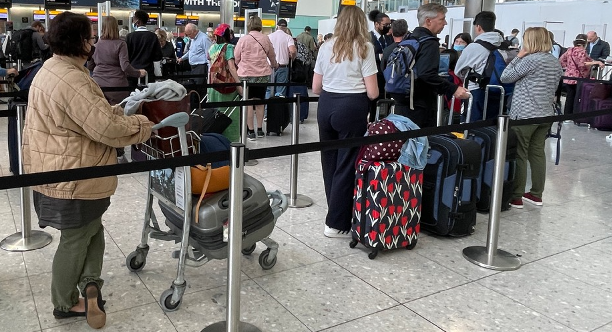 Comisia Europeană propune noi norme care vizează informaţiile colectate despre pasagerii companiilor aeriene