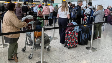 oameni la coada pe aeroport