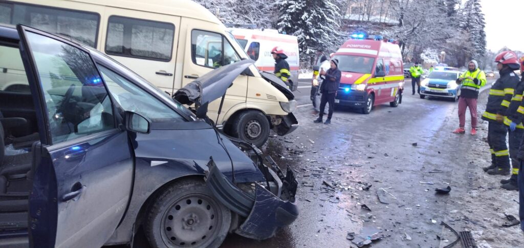 FOTO. 11 persoane au fost rănite într-un accident în care au fost implicate un microbuz și un autoturism, în Brașov