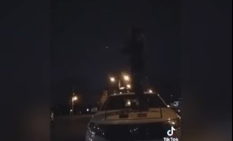 VIDEO Un băiat din Ploiești s-a urcat pe o mașină de poliție și a început să danseze pe manele