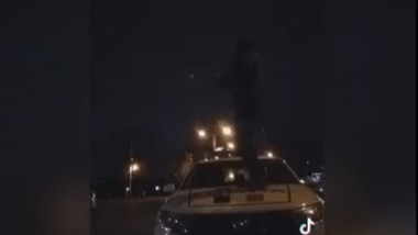 Un tânăr s-a filmat în timp ce dansa manele pe o mașină de Poliție din Prahova