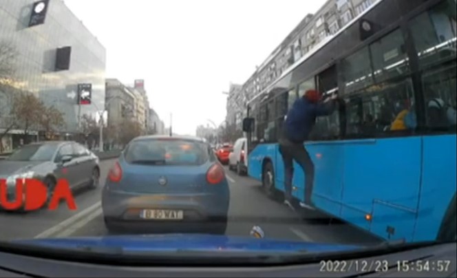 VIDEO Tânăr surprins în timp ce sare din autobuz pe geam, în București