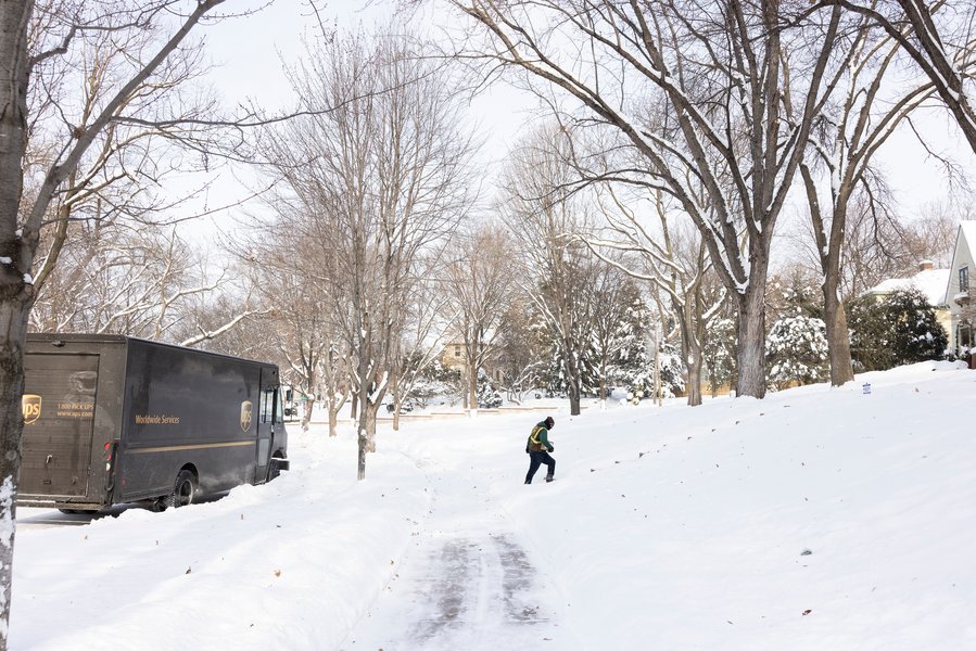 Viscol în SUA, peste 6.000 de zboruri anulate. Furtuna Ezra face prăpăd. Meteorologii avertizează asupra unui „ciclon-bombă”