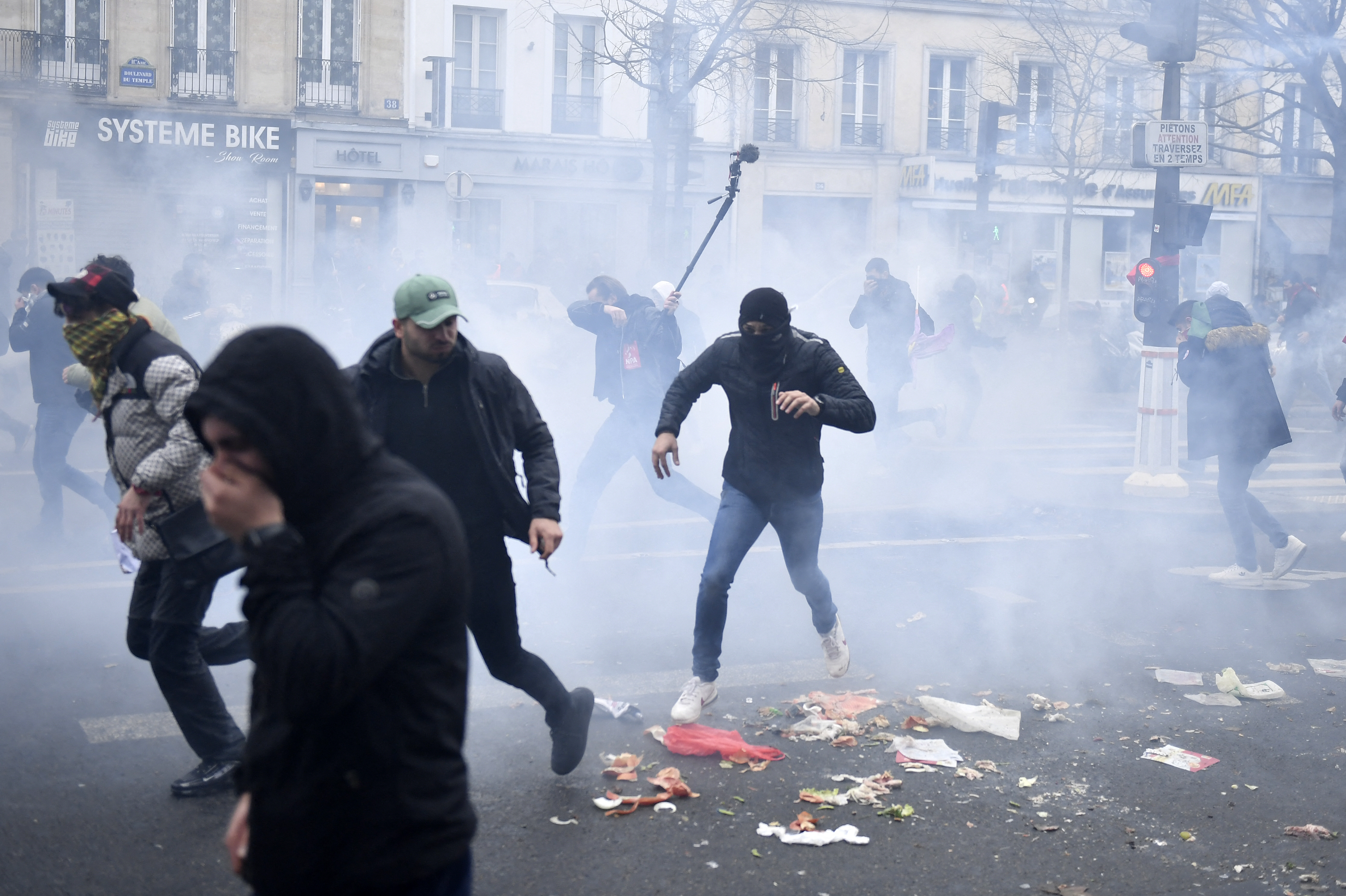 A doua zi de violențe la Paris. Kurzii au ieșit pe străzi, poliția a intervenit cu gaze lacrimogene