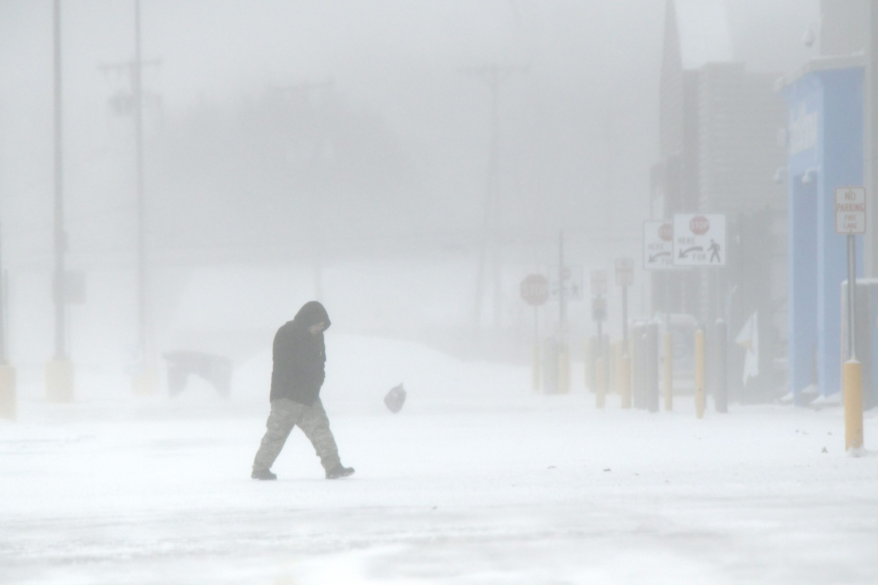 Ninsori puternice au lovit coasta de est a SUA și blochează traficul aerian: peste 5.000 de zboruri anulate