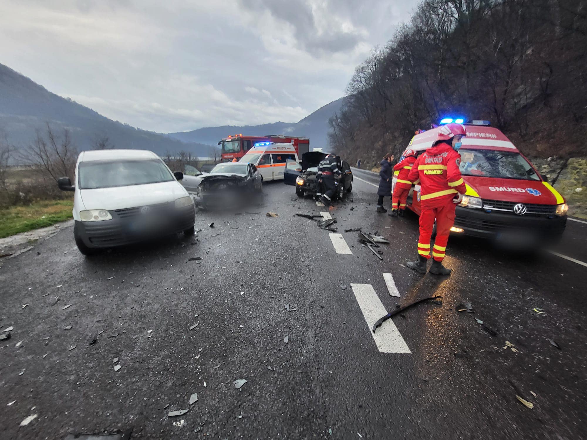 Accident cu patru maşini pe Valea Oltului. Şase oameni au ajuns la spital