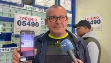Vasile, un imigrant român în Spania, a venit să confirme câştigarea premiului la loterie